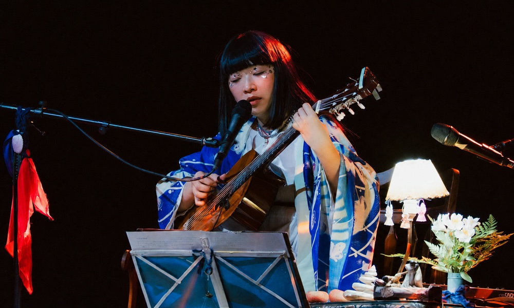 Ichiko Aoba interpretando guitarra en el Metropolitan Santiago