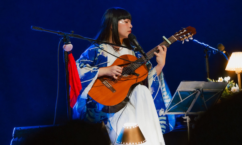 Ichiko Aoba interpretando guitarra en el Metropolitan Santiago