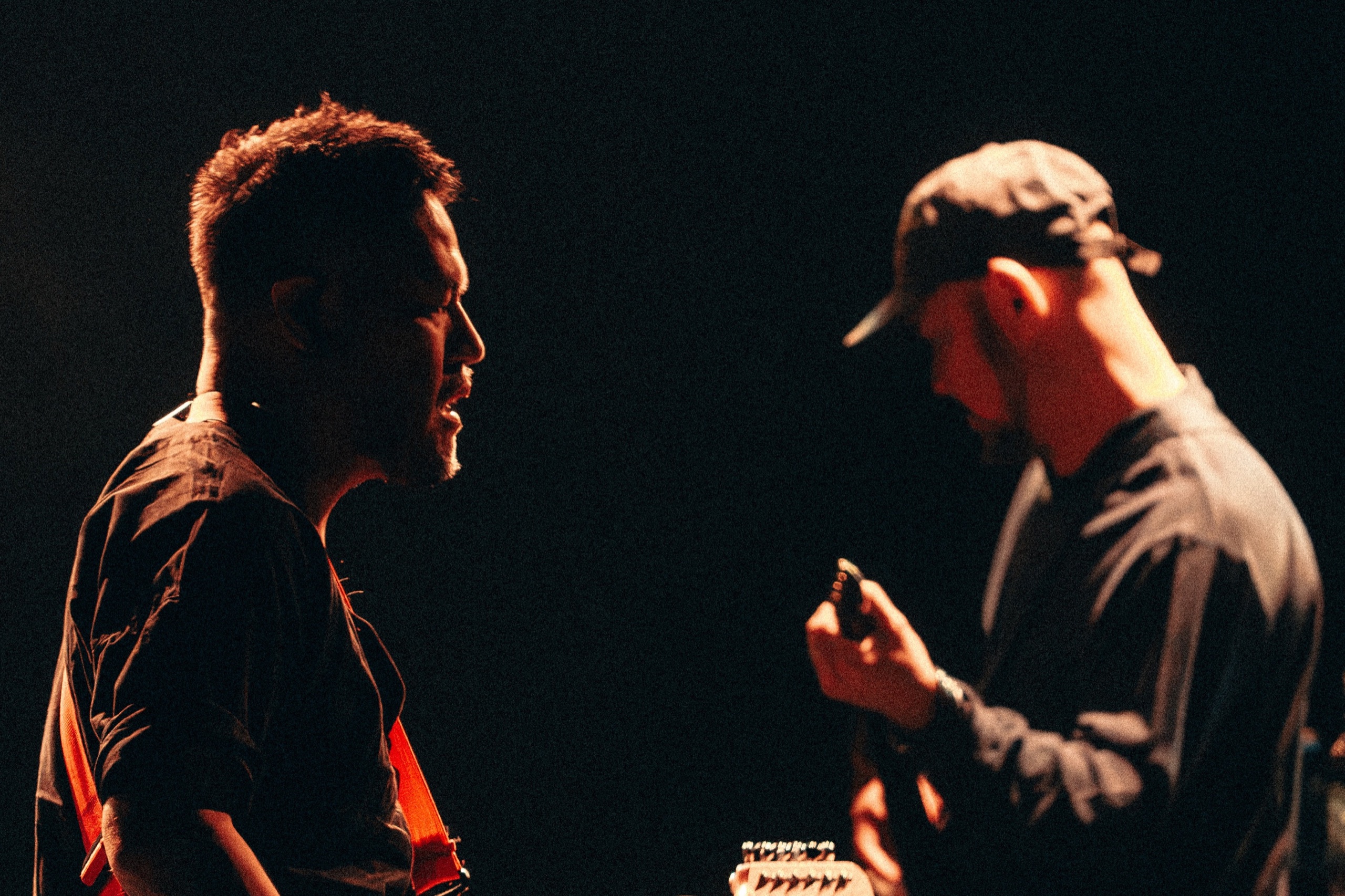 Dos integrantes de toe tocando guitarra en el escenario