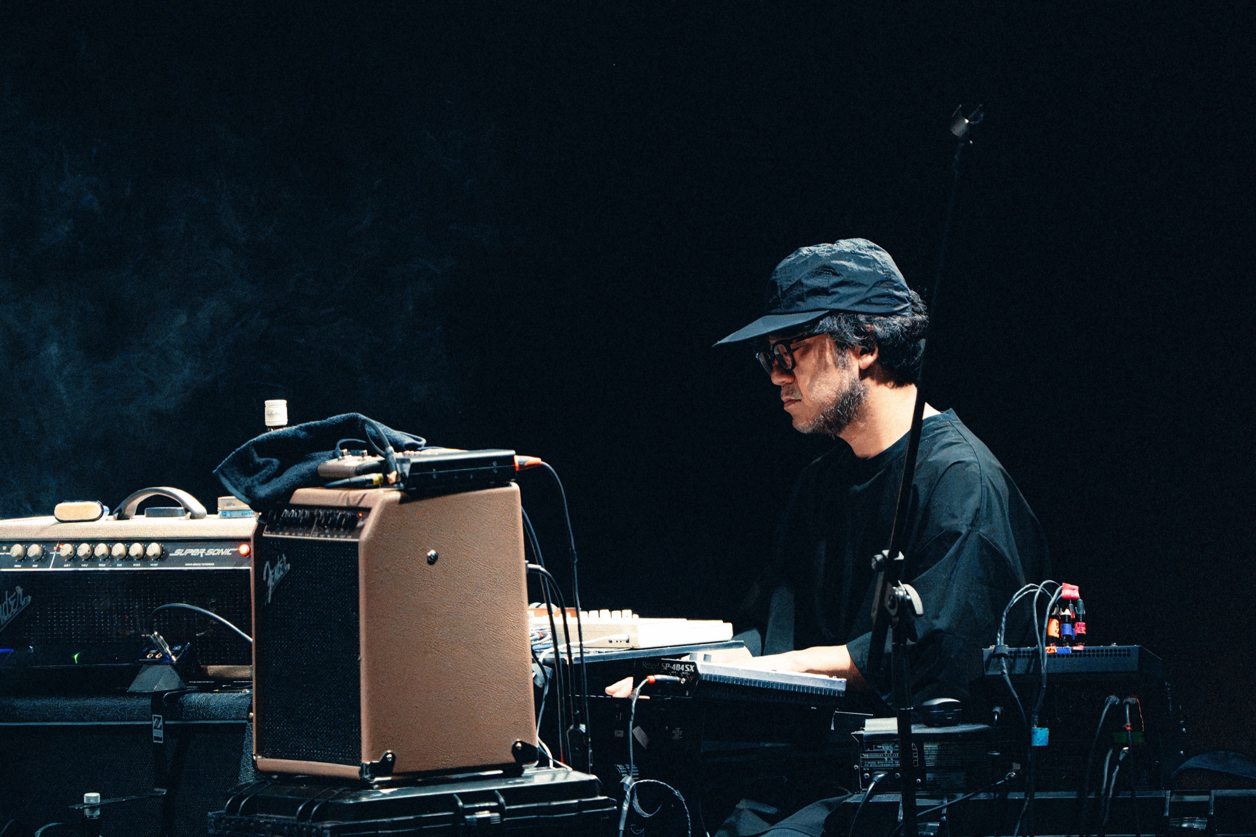 Keisaku Nakamura tocando teclado junto a amplificadores